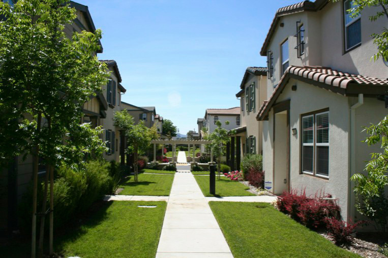 vaya vista exterior of homes along walkway and lawn